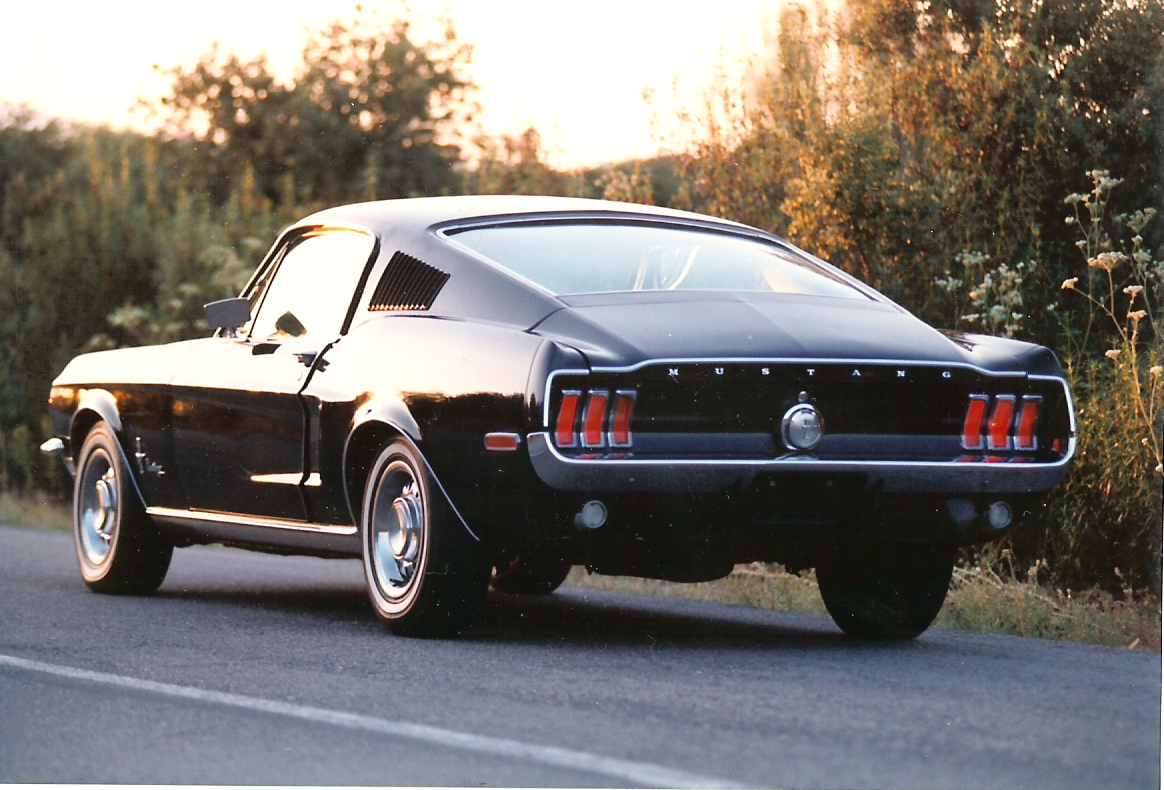 [Immagine: Ford%20Mustang%20Fastback%201968%20Trasero.jpg]