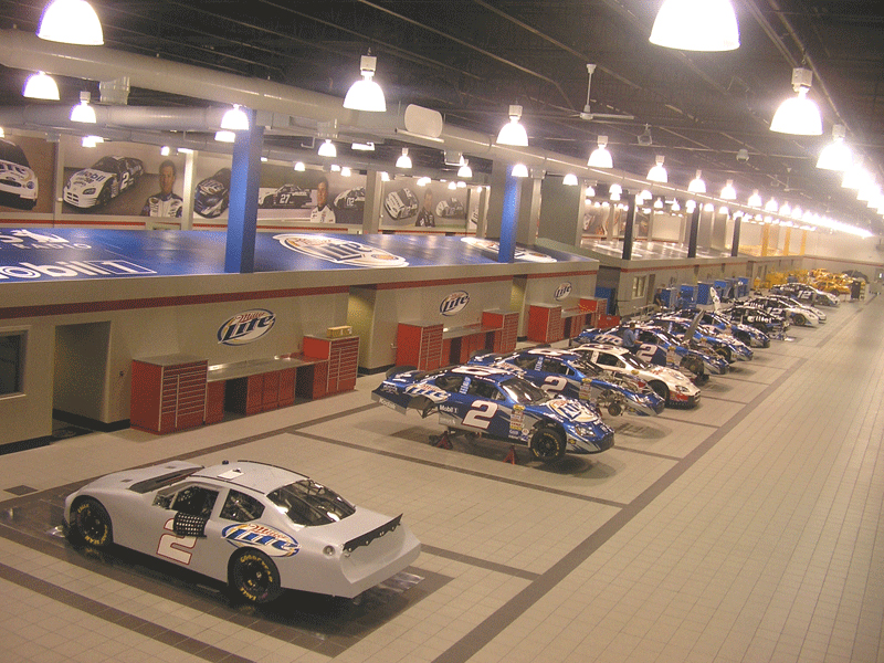 [Immagine: Penske-Racing-NASCAR-Garage.jpg]