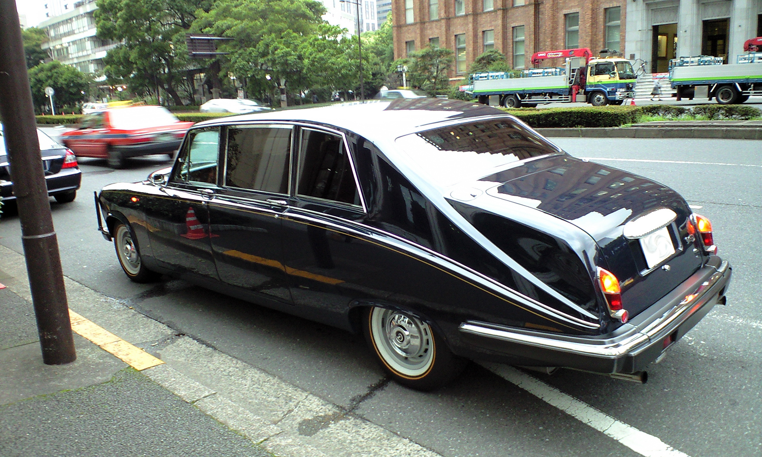[Immagine: Daimler_DS420_Limousine_rear.jpg]